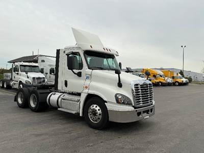 Freightliner Cascadia 125 Day Cab Truck - 455HP, 12 Speed Automatic