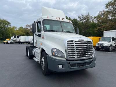 Freightliner Cascadia 125 Day Cab Truck - 435HP, 12 Speed Automatic