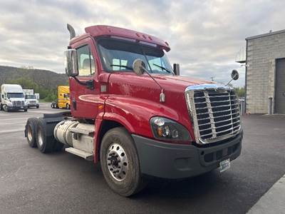 Freightliner Cascadia 125 Day Cab Truck - 450HP, 12 Speed Automatic
