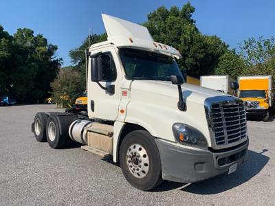 Freightliner Cascadia 125 Day Cab Truck - 435HP, 10 Speed Manual