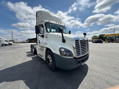 Freightliner Cascadia 125 Day Cab Truck - 455HP, 12 Speed Automatic