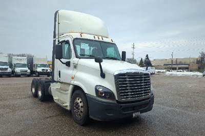 Freightliner Cascadia 125 Day Cab Truck - 455HP, 12 Speed Automatic