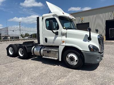 Freightliner Cascadia 125 Day Cab Truck - 435HP, 12 Speed Automatic