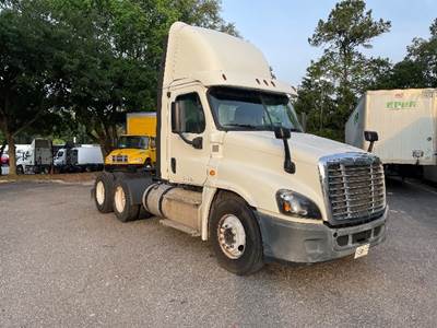 Freightliner Cascadia 125 Day Cab Truck - 435HP, 12 Speed Automatic