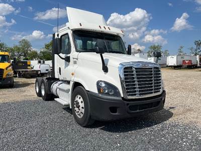 Freightliner Cascadia 125 Day Cab Truck - 435HP, 10 Speed Manual