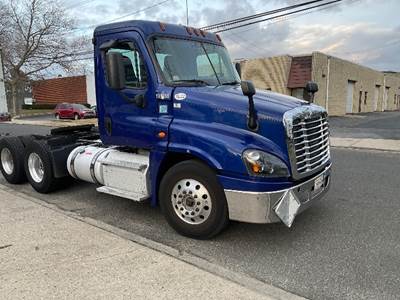 Freightliner Cascadia 125 Day Cab Truck - 435HP, 10 Speed Manual