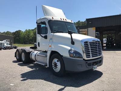 Freightliner Cascadia 125 Day Cab Truck - 435HP, 12 Speed Automatic