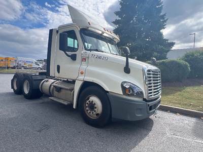 Freightliner Cascadia 125 Day Cab Truck - 435HP, 12 Speed Automatic