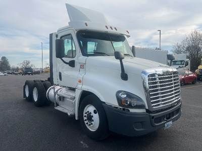 Freightliner Cascadia 125 Day Cab Truck - 435HP, 12 Speed Automatic