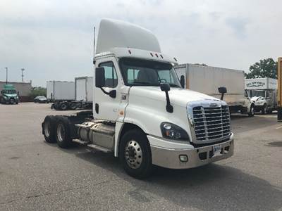 Freightliner Cascadia 125 Day Cab Truck - 435HP, 12 Speed Automatic