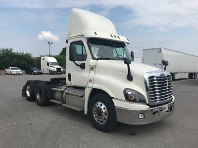 Freightliner Cascadia 125 Day Cab Truck - 435HP, 12 Speed Automatic