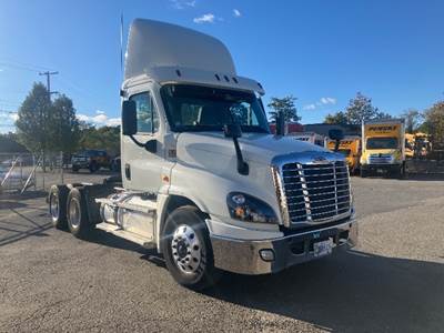 Freightliner Cascadia 125 Day Cab Truck - 435HP, 12 Speed Automatic