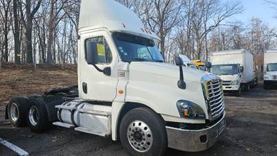 Freightliner Cascadia 125 Day Cab Truck - 435HP, 12 Speed Automatic