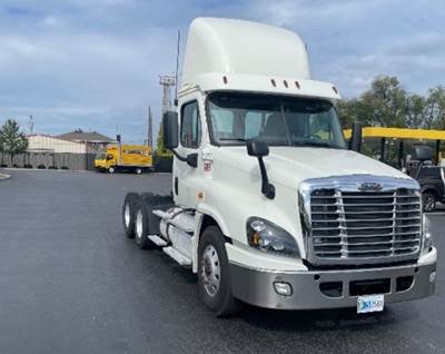Freightliner Cascadia 125 Day Cab Truck - 435HP, 12 Speed Automatic