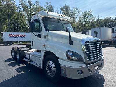 Freightliner Cascadia 125 Day Cab Truck - 435HP, 12 Speed Automatic