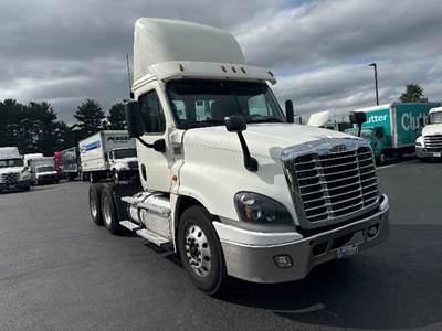 Freightliner Cascadia 125 Day Cab Truck - 435HP, 12 Speed Automatic