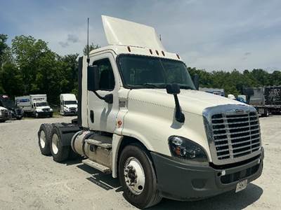Freightliner Cascadia 125 Day Cab Truck - 435HP, 12 Speed Automatic