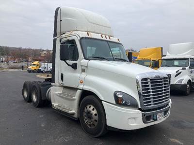 Freightliner Cascadia 125 Day Cab Truck - 455HP, 10 Speed Manual