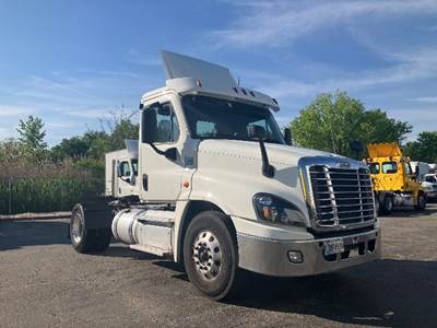 Freightliner Cascadia 125 Single Axle Day Cab Truck - 410HP, 10 Speed Manual