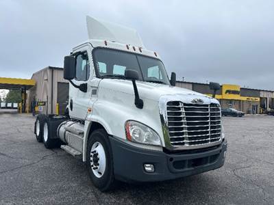 Freightliner Cascadia 125 Day Cab Truck - 435HP, 10 Speed Manual