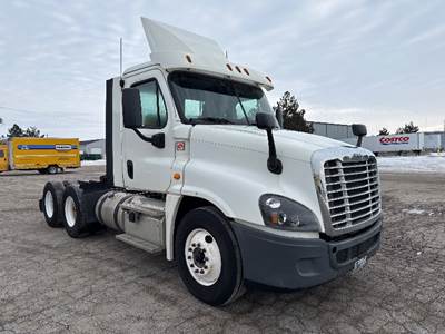 Freightliner Cascadia 125 Day Cab Truck - 435HP, 12 Speed Automatic