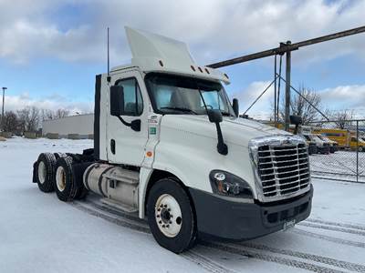 Freightliner Cascadia 125 Day Cab Truck - 435HP, 12 Speed Automatic