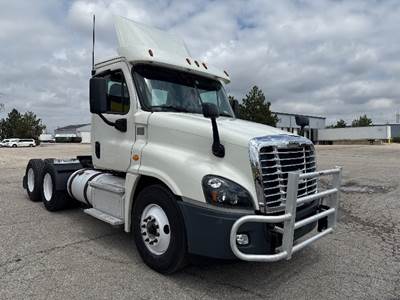 Freightliner Cascadia 125 Day Cab Truck - 450HP, 12 Speed Automatic