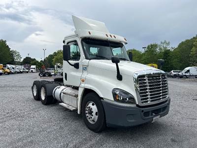 Freightliner Cascadia 125 Day Cab Truck - 435HP, 10 Speed Manual