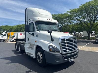 Freightliner Cascadia 125 Day Cab Truck - 435HP, 10 Speed Manual