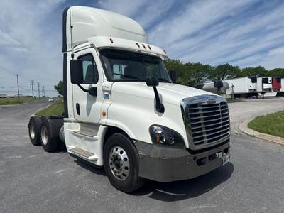 Freightliner Cascadia 125 Day Cab Truck - 435HP, 10 Speed Manual