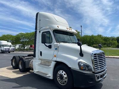 Freightliner Cascadia 125 Day Cab Truck - 435HP, 10 Speed Manual