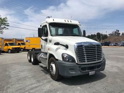 Freightliner Cascadia 125 Day Cab Truck - 450HP, 12 Speed Automatic