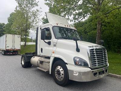 Freightliner Cascadia 125 Single Axle Day Cab Truck - 435HP, 12 Speed Automatic