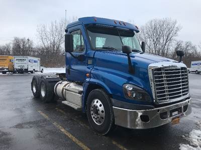 Freightliner Cascadia 125 Day Cab Truck - 435HP, 12 Speed Automatic
