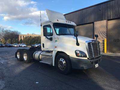 Freightliner Cascadia 125 Day Cab Truck - 435HP, 12 Speed Automatic