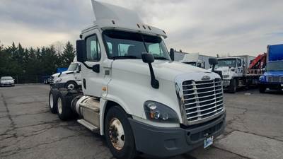 Freightliner Cascadia 125 Day Cab Truck - 435HP, 12 Speed Automatic