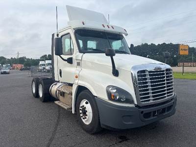 Freightliner Cascadia 125 Day Cab Truck - 435HP, 12 Speed Automatic