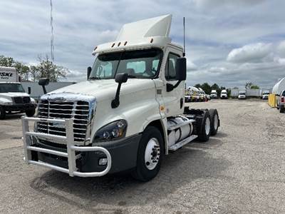 Freightliner Cascadia 125 Day Cab Truck - 450HP, 12 Speed Automatic