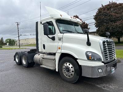 Freightliner Cascadia 125 Day Cab Truck - 455HP, 10 Speed Manual