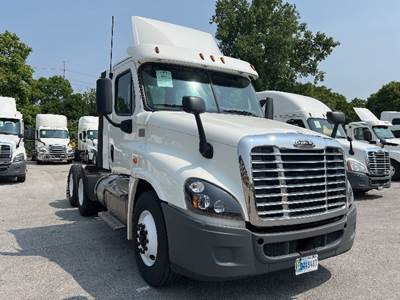 Freightliner Cascadia 125 Day Cab Truck - Cummins 450HP, 10 Speed Automatic