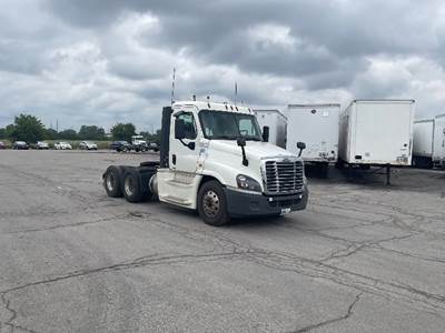 Freightliner Cascadia 125 Day Cab Truck - 455HP, 12 Speed Automatic
