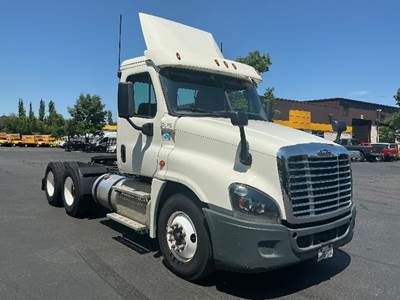 Freightliner Cascadia 125 Day Cab Truck - 435HP, 12 Speed Automatic