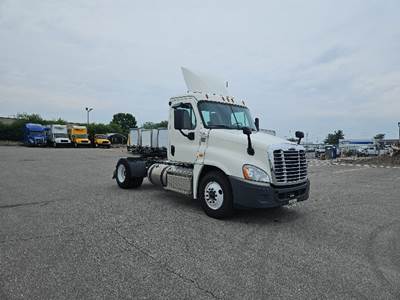 Freightliner Cascadia 125 Single Axle Day Cab Truck - 410HP, 10 Speed Manual