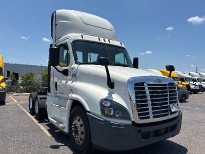 Freightliner Cascadia 125 Day Cab Truck - 455HP, 12 Speed Automatic