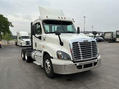 Freightliner Cascadia 125 Day Cab Truck - 455HP, 12 Speed Automatic