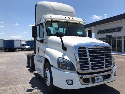 Freightliner Cascadia 125 Day Cab Truck - 450HP, 12 Speed Automatic