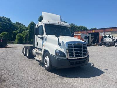 Freightliner Cascadia 125 Day Cab Truck - 435HP, 12 Speed Automatic
