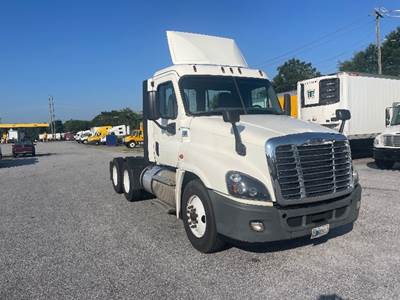 Freightliner Cascadia 125 Day Cab Truck - 450HP, 12 Speed Automatic