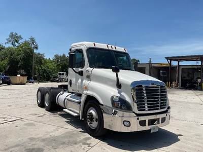 Freightliner Cascadia 125 Day Cab Truck - 435HP, 12 Speed Automatic