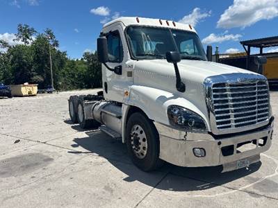 Freightliner Cascadia 125 Day Cab Truck - 435HP, 12 Speed Automatic